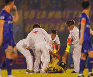 'Cầu thủ Hà Nội bị quăng lên cáng' chấn thương nặng