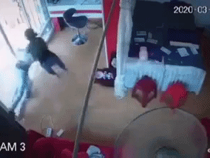 Video: Tiệm spa bùng cháy kinh hoàng sau cú tạt xăng của người đàn ông, nhiều người nháo nhào dẫn cháu bé bỏ chạy