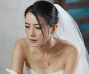 Người yêu cũ của chú rể đến đám cưới làm loạn, cô dâu chỉ nhẹ nhàng đưa ra 1 thứ khiến ả kia muối mặt rút lui