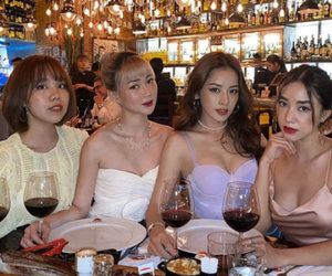Tiếp tục cập nhật drama nghi vấn chia phe chị chị em em: Sun Ht vui vẻ nhập hội bạn Quỳnh Anh Shyn, nhóm Chi Pu thì sao?