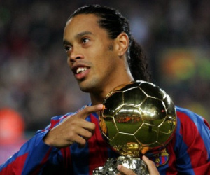 Ronaldinho từ đỉnh cao sự nghiệp đến tương lai ảm đạm trong tù