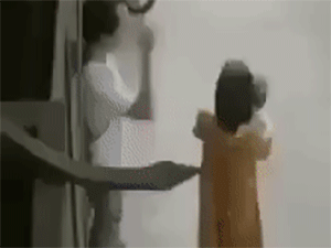Người vợ trong clip bị chồng giật ngược tóc lên tiếng: Thường xuyên bị đánh đập, con nhỏ ngất lịm khi ngã xuống đất