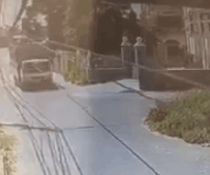Video: Bất thình lình phóng vút qua mũi xe tải, thanh niên đi xe máy bị cán tử vong tại chỗ
