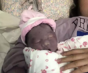 Mẹ muốn khóc khi con gái mới sinh trông như 'củ khoai môn', 3 tháng sau bé có pha thay đổi ngoại hình khiến ai cũng ngỡ ngàng