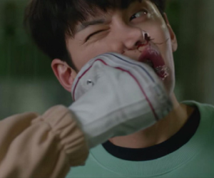 Chơi ngộ thử tài 'tung cước' của Kim Yoo Jung, Ji Chang Wook bị đá đến biến dạng ở tập 4 Backstreet Rookie