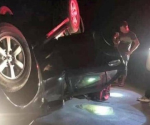 Xe trùm ma túy lật ngửa, nửa tạ ma túy đá đổ xuống đường