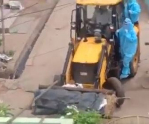 Ấn Độ dùng xe xúc đất di chuyển thi thể bệnh nhân Covid-19