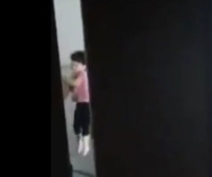 NÓNG: Xác minh clip bé gái bị người đàn ông đánh, nhấc bổng đầu ghì vào tường
