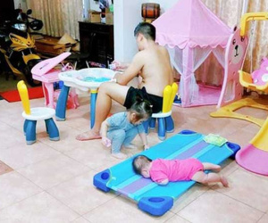 Khi vợ vắng mặt nhờ chồng chăm con: 'Cướp' luôn đồ chơi của đứa lớn, mặc đứa bé nằm dẫy như 'cá mắc cạn' nhìn đến là thương