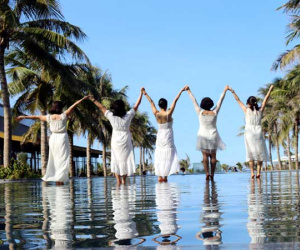 Tháng 7 bùng nổ du lịch: Ồ ạt tour rẻ, sân bay đông nghẹt
