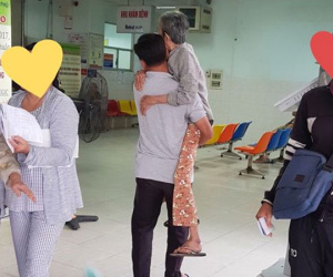 Bức ảnh người đàn ông bế mẹ già trong bệnh viện gây xúc động mạnh