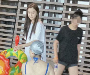 Angela Baby đưa mẹ và con trai đi bơi ở khách sạn hạng sang, từ chối chụp ảnh khi bị fan bắt gặp