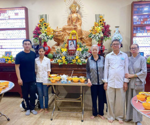 Bố mẹ Phùng Ngọc Huy thay mặt con trai làm lễ cúng 100 ngày cho Mai Phương, xuất hiện bên bảo mẫu bé Lavie