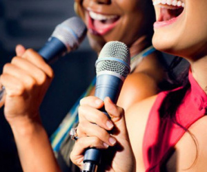 Người phụ nữ suýt chết vì vỡ mạch máu não khi cố hát karaoke nốt cao