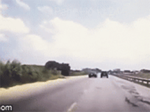 Video: Xe Camry vượt ẩu, đâm rụng bánh Mazda, ủn Fortuner lao xuống mương