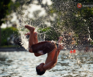Ảnh: Những pha bật san tô và đùa nghịch với nước của lũ trẻ trong ngày nắng nóng đỉnh điểm