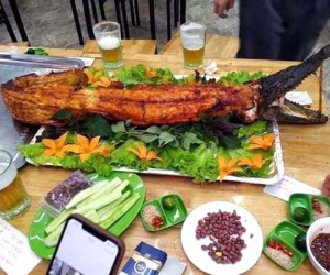 Cá sấu nguyên con rẻ như rau, nướng ăn liền ngày bán 2 tạ