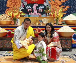 Vợ chồng Hoàng hậu 'vạn người mê' Bhutan chính thức công bố tên con trai thứ 2 và loạt ảnh hiện tại của đứa trẻ khiến dân mạng xuýt xoa