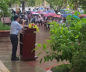 Dân mạng bồi hồi xúc động trước khoảnh khắc thầy hiệu trưởng đứng dưới mưa phát biểu trong tiết chào cờ cuối cùng của học sinh lớp 12