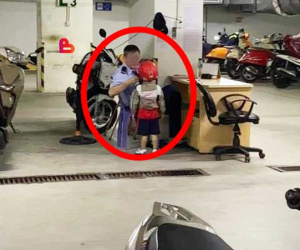 Dân tình xôn xao với hình ảnh bác bảo vệ già cẩn thận đội mũ bảo hiểm cho cậu bạn nhỏ