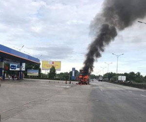 Xe đầu kéo bốc cháy dữ dội trước cây xăng trên Quốc lộ 1A