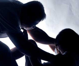 Cụ bà 71 tuổi chết vì sốc khi chứng kiến ba cháu gái bị cưỡng hiếp tại nhà