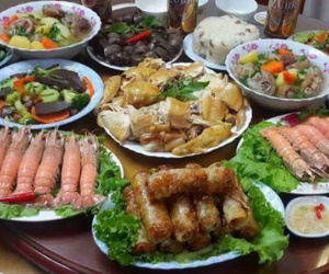 Vừa bê mâm cơm cúng giỗ đã bị chồng chê bai, song chỉ 1 tiếng dao đập mạnh xuống thớt mà anh ta rúm ró phụ vợ làm nốt