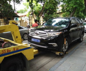 Hà Nội: Người dân bức xúc vì ô tô biển xanh dừng đỗ gây tắc đường, CSGT mang xe đến cẩu