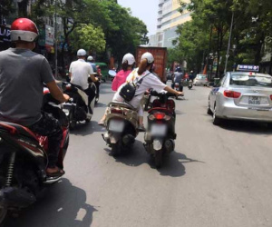 Pha dắt xe suýt 'đi vào lòng đất' của 2 'nữ ninja' đường phố khiến dân tình đi qua phải đứng tim