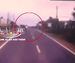 Video: Kinh hoàng khoảnh khắc người đàn ông đi xe máy lao thằng vào đầu xe khách ngược chiều