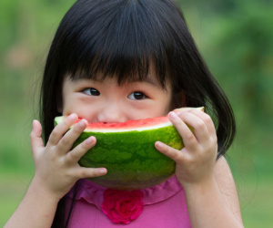 Bé gái 5 tuổi nhập viện vì miếng dưa hấu để trong tủ lạnh, khuyến cáo 4 loại hoa quả càng bảo quản lâu càng mất vị, biến chất rất nhanh