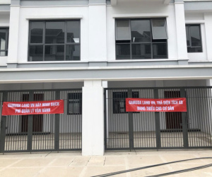 Hà Nội: Hàng trăm khách hàng căng băng rôn trước dự án cao cấp C2 Gamuda Garden, tố chủ đầu tư bất tín