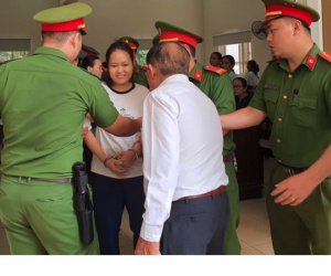 Bố của nữ chủ mưu 'giết người, đổ bê tông' gào khóc sau khi con nhận bản án tử hình