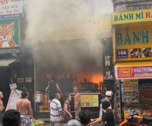 Tường lửa chặn lối thoát quán cơm văn phòng, 7 người mắc kẹt