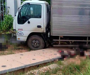 Xe máy kẹp 3 đấu đầu ôtô tải, 2 người tử vong tại chỗ