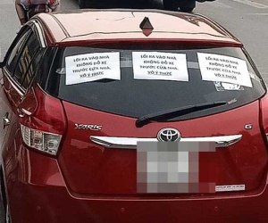 Thong dong chạy trên đường, tài xế không hề hay biết phía sau xe đã bị dán 3 mảnh giấy với nội dung gây chú ý