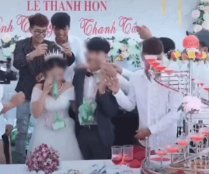 Hội bạn thân 'ế vợ lâu năm' trao túi quà đặc biệt cho cô dâu chú rể trong ngày cưới khiến cặp đôi miệng cười không ngớt