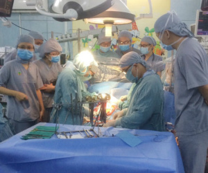 Vụ bé trai 9 tuổi nghi bị mẹ ruột dùng kéo đâm thủng tim: Bé đã tỉnh, tiếp xúc tốt và đang tập cai máy thở