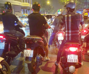 Xôn xao hình ảnh 3 chiếc xe tay ga biển ngũ quý chạy song song trên đường phố Hà Nội
