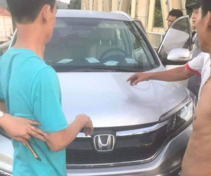 Nghi một cán bộ công an trại giam để ôtô trên cầu, nhảy sông tự tử