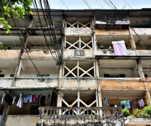 Cận cảnh căn nhà tập thể nghiêng 14 độ ở Hà Nội, hơn 200 người "sống trong sợ hãi"