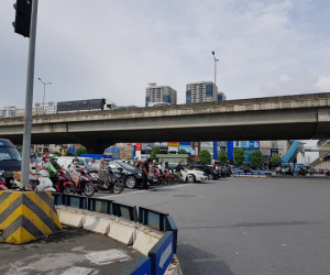 Dừng ở ngã tư, người đàn ông bước đến cạnh ô tô và có hành động khiến cả phố hoảng hốt, 'đỏ mặt' quay đi