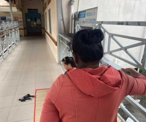 Bé trai 9 tuổi nghi bị mẹ dùng kéo đâm thủng tim đã có thể ăn uống, không dám kể lại sự việc vì sợ
