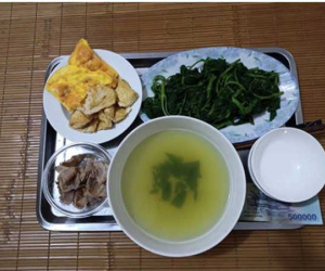 Cứ đến bữa cơm chồng lại đặt 500 nghìn vào mâm để 'dằn mặt', cô vợ im lặng tới ngày thứ 3 thì phản kháng dữ dội khiến anh không dám "thái độ"