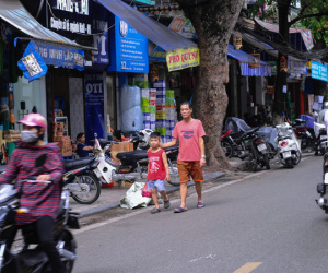 Hà Nội: Khốn khổ như dân phố cổ, muốn đi bộ cũng không yên vì vỉa hè bị 'chiếm' từ bao giờ không ai nhớ nữa