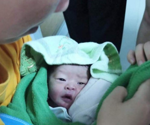 Bé trai còn nguyên dây rốn bị bỏ rơi trên ghế đá