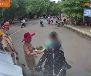 Video: Dừng sai làn, 'ninja' xe đạp điện vẫn gan lì chặn đầu container