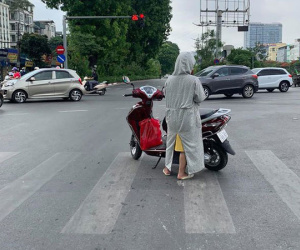 Người phụ nữ khiến cả phố Hà Nội 'thở dài' vì phong cách dừng đèn đỏ ngang ngược