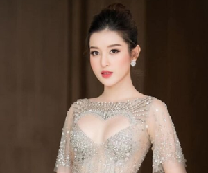 Ngọc Trinh - Huyền My khoe ngực hình trái tim nóng bỏng
