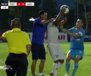 Vụ HLV Việt bóp cổ cầu thủ: 'Cú đá ấy là hành vi phi thể thao, sẽ bị xử lý nội bộ'